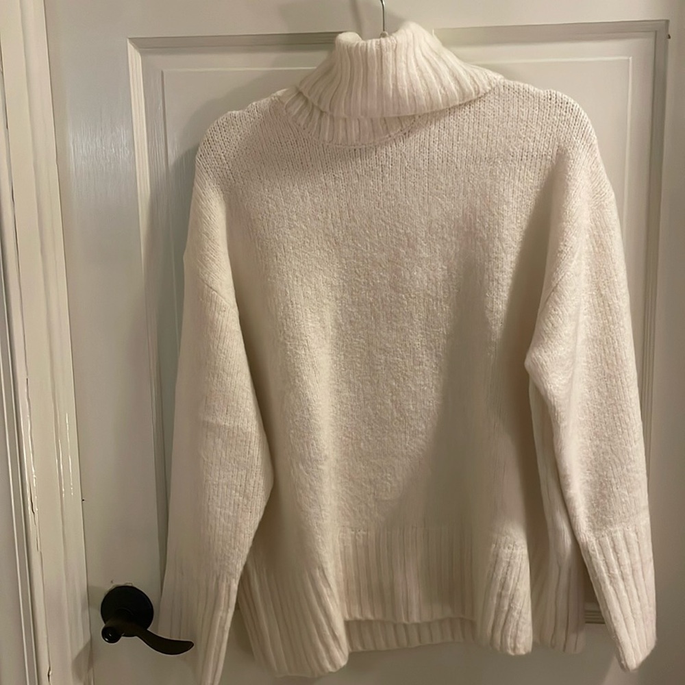 GB white turtleneck sweater size small